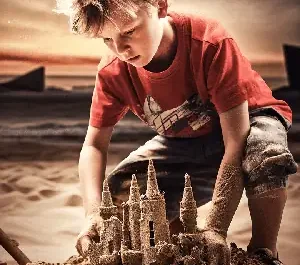 Image onirique d'un jeune garçon à côté d'un château de sable sur une plage, baignée d'une lumière douce et poétique évoquant l'imaginaire.
