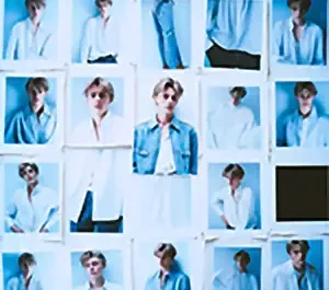 Collage de photos portrait d’un jeune homme aux cheveux blonds, portant des chemises blanches et des jeans, dans diverses poses et éclairages bleutés.