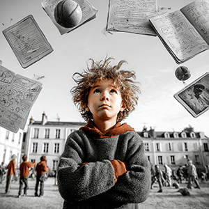 un jeune garçon entouré d'objets volants autour de lui