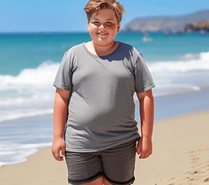 un jeune garçon avec de l'embonpoint