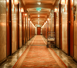 l'essence d'un espace de transition vide, répétitif et légèrement inquiétant, typique des Liminal Spaces.