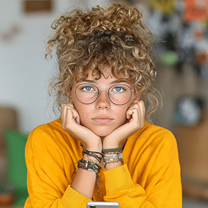 ado-fille-face-camera