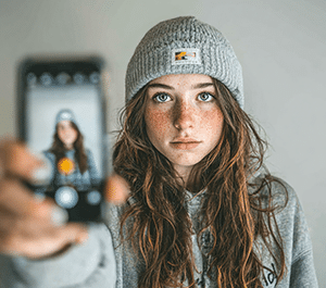 jeune-fille-avec-telephone