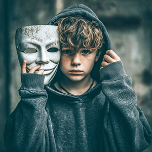 un adolescent se démasque