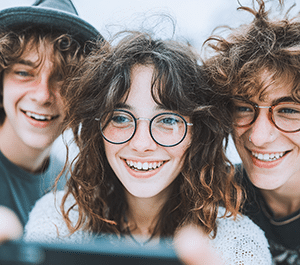 adolescents riant ensemble