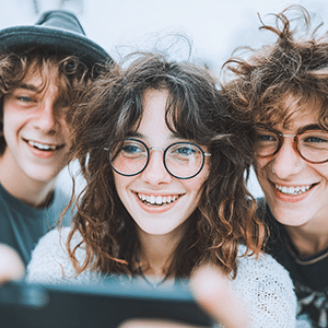 Comprendre la culture des mèmes et l’humour chez les adolescents : codes, fonctions et enjeux pour les communicants jeunesse