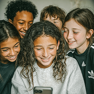 des ados riant ensemble