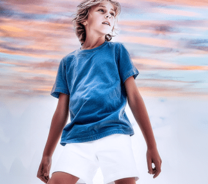 jeune garçon sur un fond dégradé