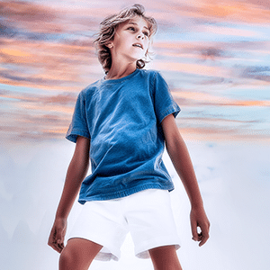 jeune garçon sur un fond dégradé