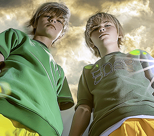 vue en contre plongée adolescents