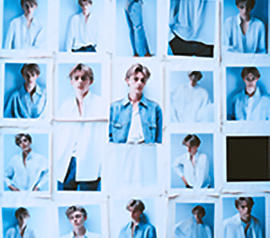 Collage de photos portrait d’un jeune homme aux cheveux blonds, portant des chemises blanches et des jeans, dans diverses poses et éclairages bleutés.