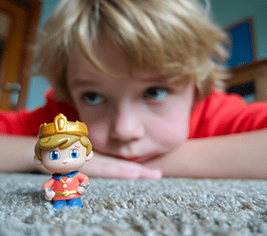 enfant avec figurine