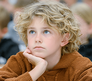 un garçon pensif