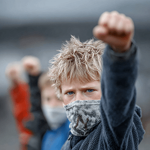 manifestants le poing levé