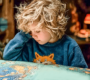 un jeune enfant lisant une bd