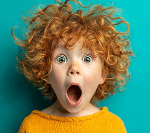 un visage d'enfant roux